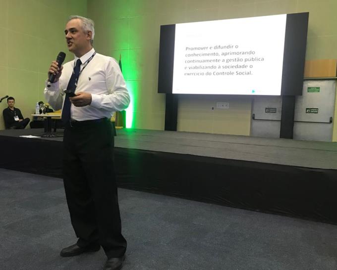 O diretor da Escola de Gestão Pública do TCE-PR, Hélio Amaral, ministra palestra no 6º Encontro da Associação das Câmaras e Vereadores do Oeste do Paraná (Acamop), em Foz do Iguaçu. Foto: Divulgação
