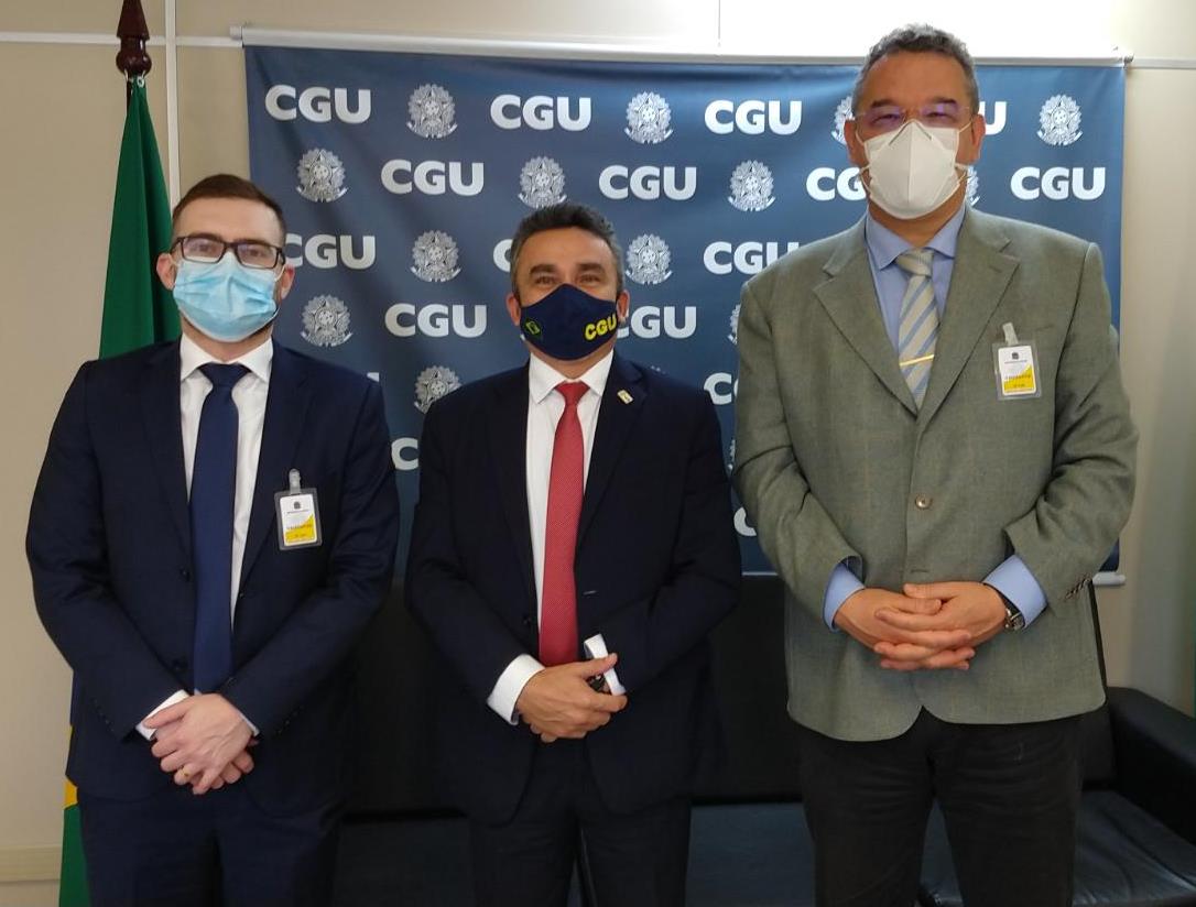 Da esquerda para a direita: o gestor do Núcleo Integrado de Fiscalização (NIF) do TCE-PR, Alexandre  Dal Ross; o superintendente da Controladoria Regional da União no Paraná, José William Gomes da Silva; e o coordenador-geral de Fiscalização do TCE-PR, Cláudio Henrique de Castro. Foto: Divulgação