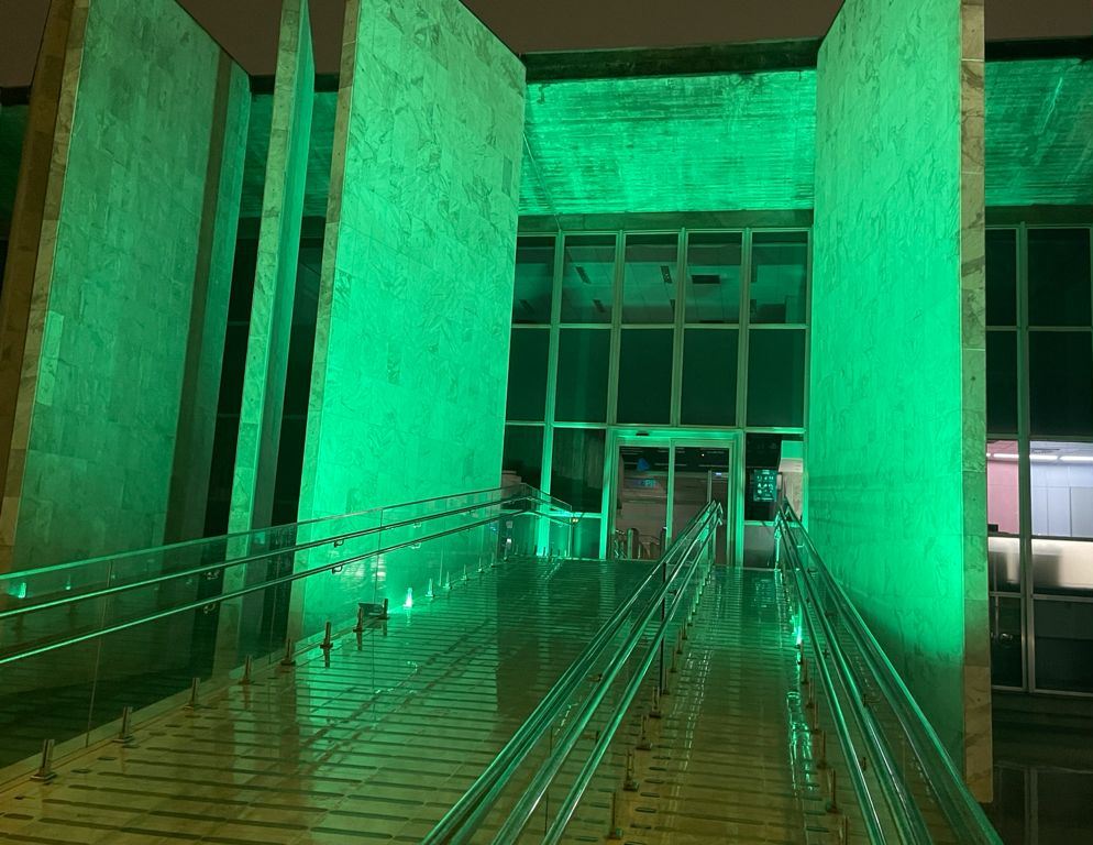 Entrada do Edifício-Sede do TCE-PR, em Curitiba, iluminada para a campanha Setembro Verde, de estímulo à inclusão social da pessoa com deficiência. Foto: Marcelo Lancia/Divulgação TCE-PR