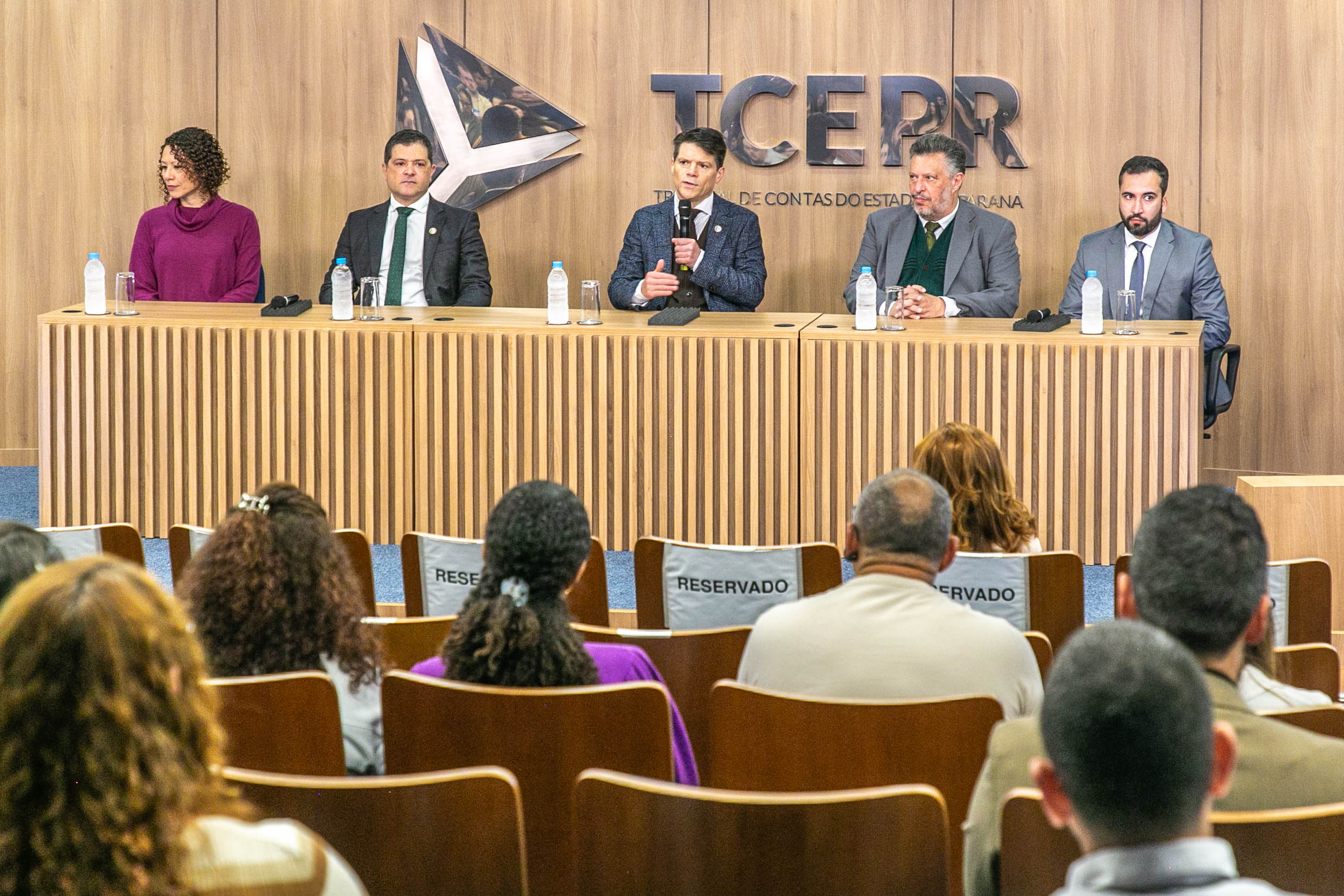 O presidente do TCE-PR, conselheiro Ivens Linhares, abre o Fórum de Obras Públicas sobre a metodologia BIM no auditório da Corte