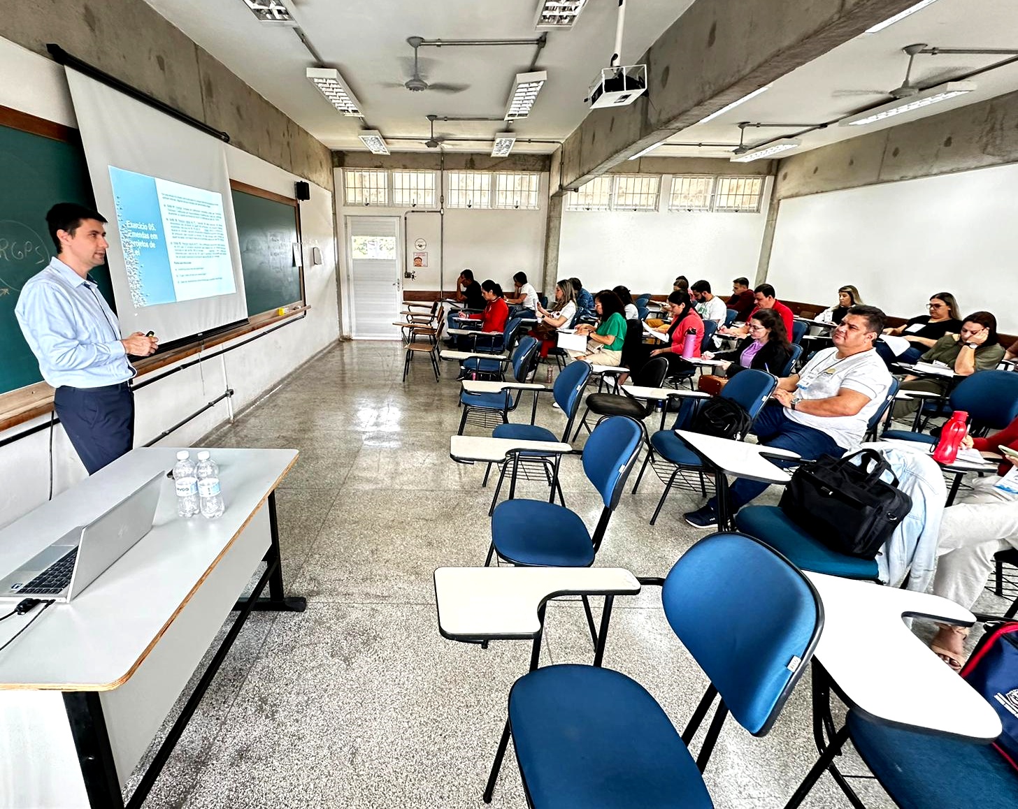 O auditor de controle externo Robson Fernandes Soares, durante a oficina "Despesa de Pessoal", realizada em Londrina. Foto: Marcelo Lancia/TCE-PR