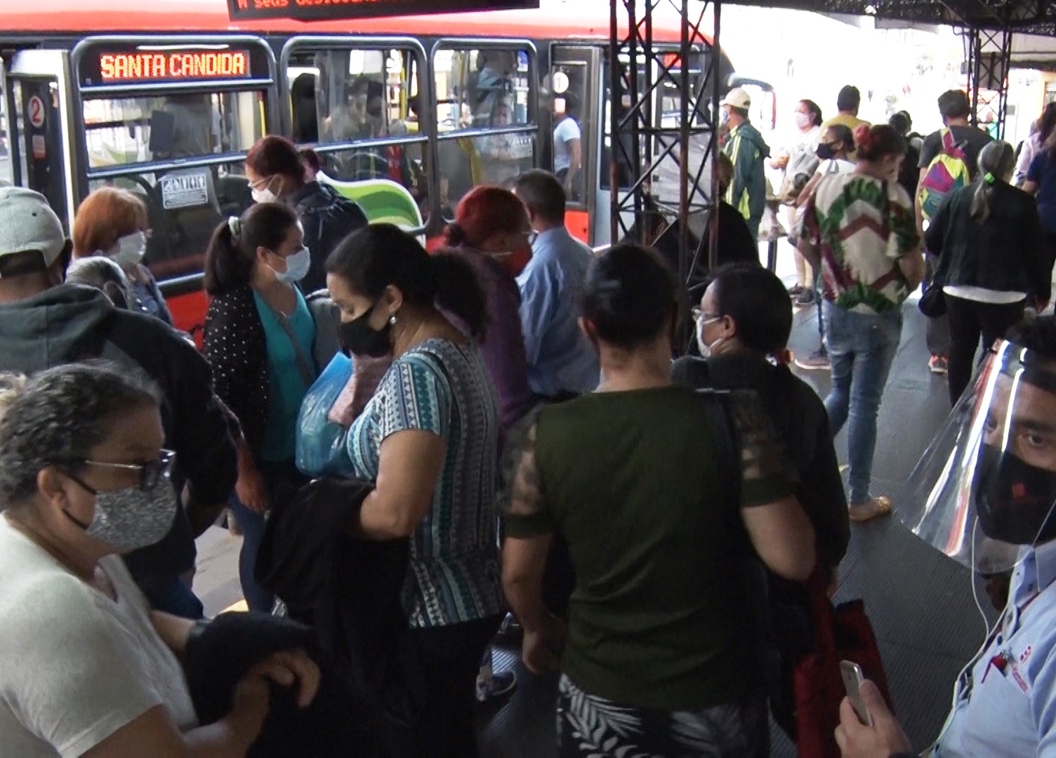 Passageiros no Terminal de Ônibus do Bairro Santa Cândida, em Curitiba, em foto tirada pela equipe de fiscalização do TCE-PR. Foto: Divulgação/TCE-PR