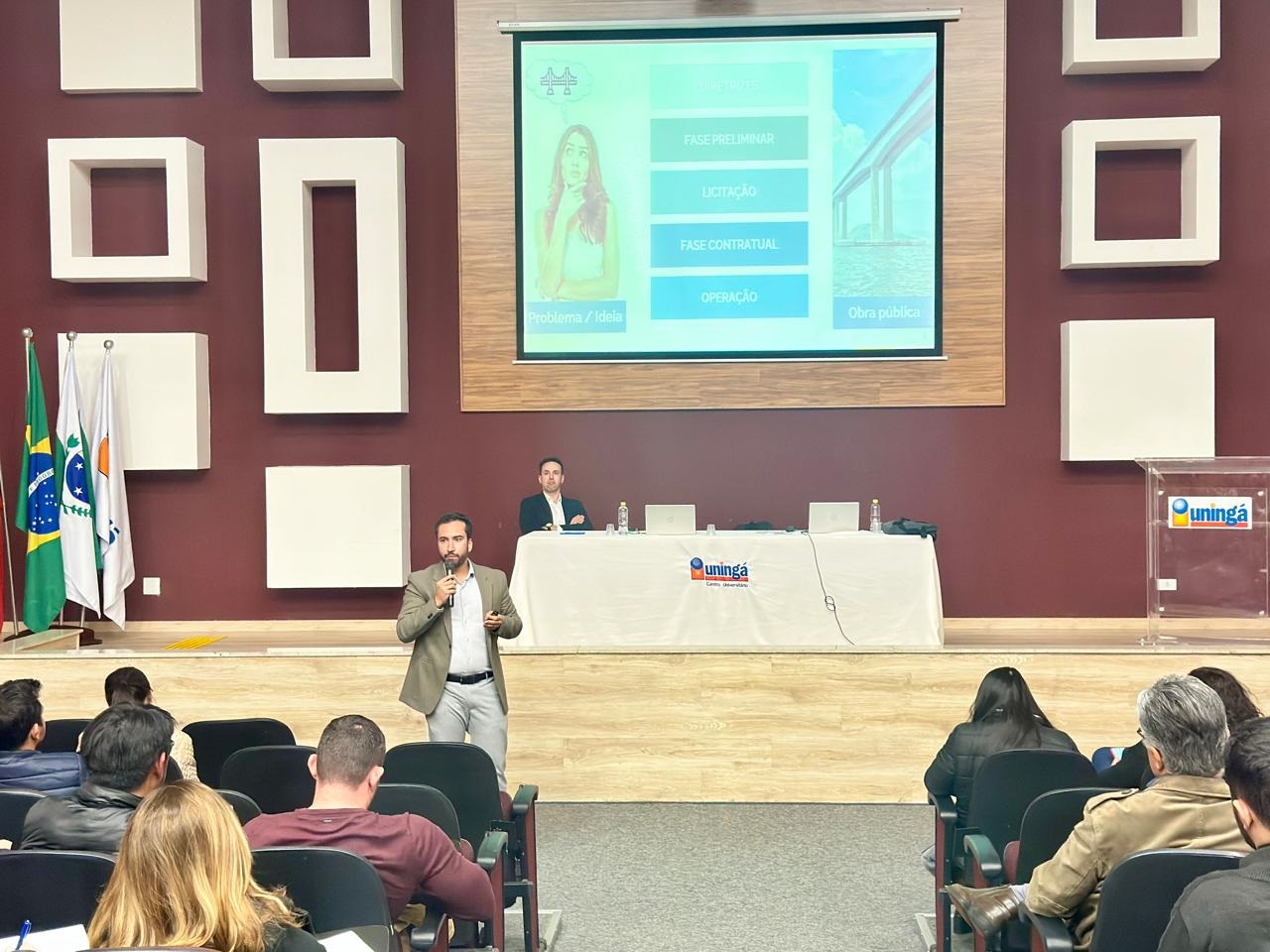 O coordenador de Obras Públicas do TCE-PR, Paulo Augusto Daschevi, palestra na oficina "Obras Públicas e Credenciamento Aplicado a Pequenos Reparos", promovida pela EGP do TCE-PR no auditório da Uningá, em Maringá, em 27 de agosto de 2024.