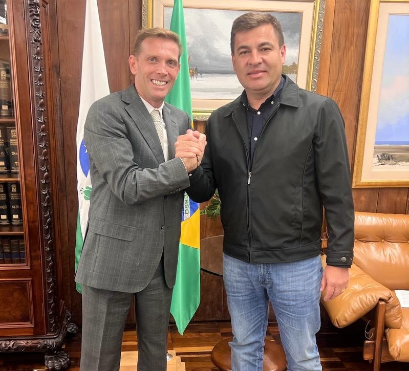 O presidente do TCE-PR, conselheiro Fabio Camargo, recebe o presidente da Associação dos Municípios do Paraná (AMP), Aparecido Weiller Junior, em seu gabinete. Foto: Marcelo Lancia/Divulgação TCE-PR