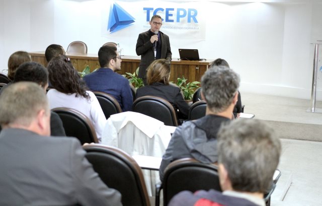 Luciano Calheiro Caldas, supervisor de Jurisprudência, Biblioteca e Arquivo, apresenta aos servidores do TCE-PR o Via Juris e as Pesquisas Prontas, duas novas ferramentas para a pesquisa de jurisprudência do Tribunal. Foto: Wagner Araújo/Divulgação TCE-PR