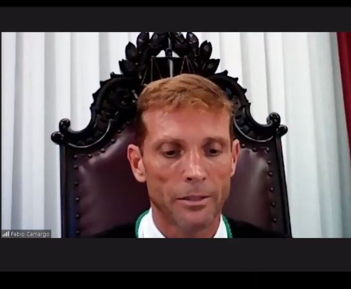 O conselheiro Fabio Camargo preside a primeira sessão de julgamento do Tribunal Pleno de 2021, realizada por videoconferência.