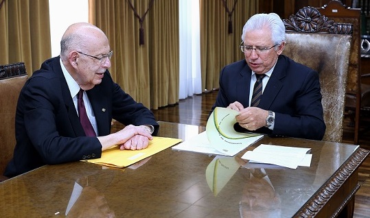 O empresário Jonel Chede entrega ao presidente do TCE-PR, conselheiro Durval Amaral, exemplar restaurado da Constituição do Paraná de 1947. Foto: Wagner Araújo/Divulgação TCE-PR