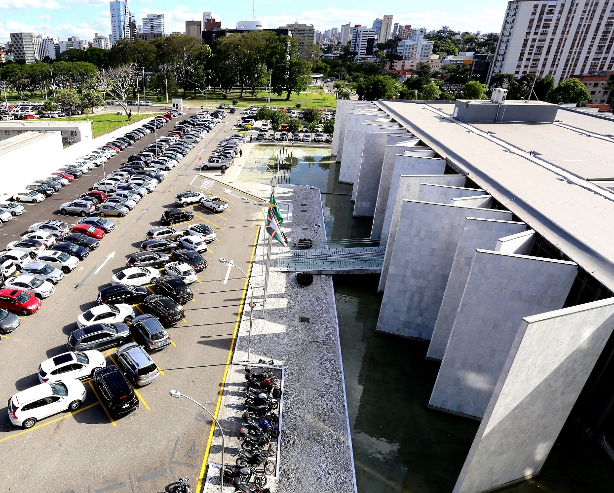 Vista parcial do Edifício-Sede do TCE-PR, localizado no bairro Centro Cívico, em Curitiba. Foto: Wagner Araújo/Divulgação TCE-PR