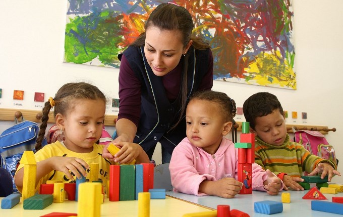 Educadora infantil em estabelecimento público de ensino. Foto: Divulgação