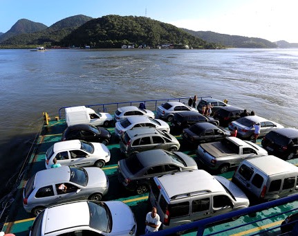Transportando veículos e pessoas, ferry boat faz a travessia da Baía de Guaratuba, entre os municípios de Matinhos e Guaratuba, no Litoral do Paraná. Foto: Divulgação