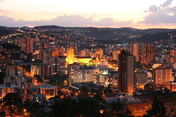 Vista aérea noturna de Pato Branco, município da região Sudoeste do Paraná