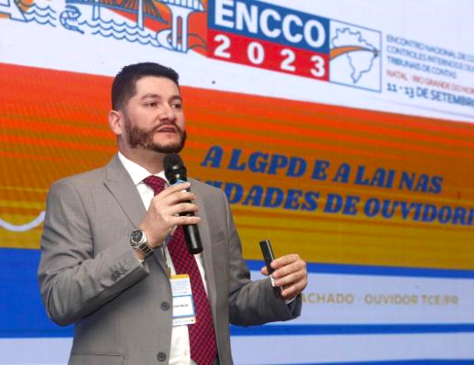 O ouvidor do TCE-PR, Patrick Machado, coordenou a equipe que produziu o Manual LGPD e LAI nas Atividades de Ouvidoria, lançado no último dia do ENCCO, em Natal (RN). Foto: Marcelo Lancia/ Divulgação TCE-PR