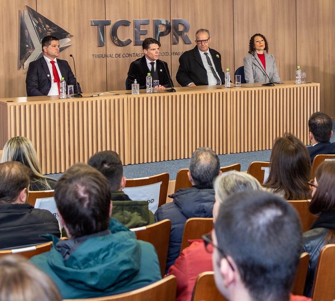 O presidente do Tribunal de Contas do Estado do Paraná, conselheiro Ivens Linhares, fala na abertura do 2° Ciclo do Fórum de Obras Públicas, no Auditório do TCE-PR, em Curitiba, nesta quinta-feira (12 de junho)