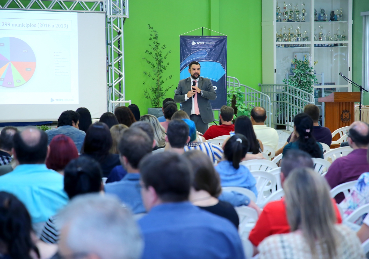 O coordenador de Acompanhamento de Atos de Gestão, Guilherme Vieira, ministra palestra no seminário Entrega de Contas - Prestação de Contas Anual, Plano Anual de Fiscalização e Encerramento de Mandato, em Santa Helena. Foto: Wagner Araújo/Divulgação TCE-PR