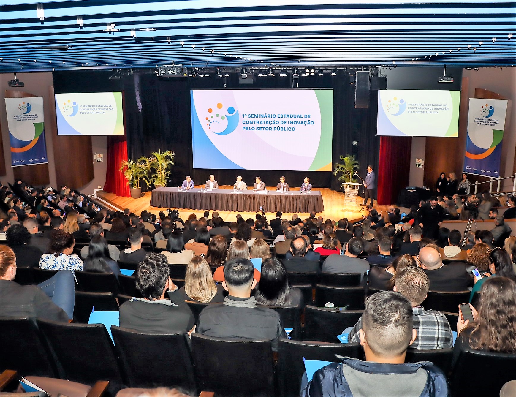 O presidente do TCE-PR, conselheiro Fernando Guimarães, participa da abertura do 1º Seminário Estadual de Contratação de Inovação pelo Setor Público, realizado em Curitiba. Foto: Fabiano Contador/Divulgação TCE-PR