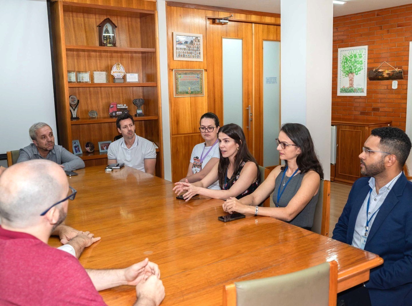 Servidores do TCE-PR e do Município de Telêmaco Borba, em reunião durante a realização de auditoria no sistema de governança pública do município. Foto: TCE-PR/Divulgação