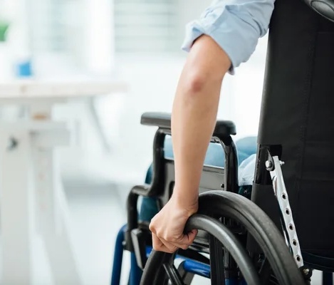 Pessoa com deficiência (PCD) utiliza cadeira de rodas. Foto: Divulgação