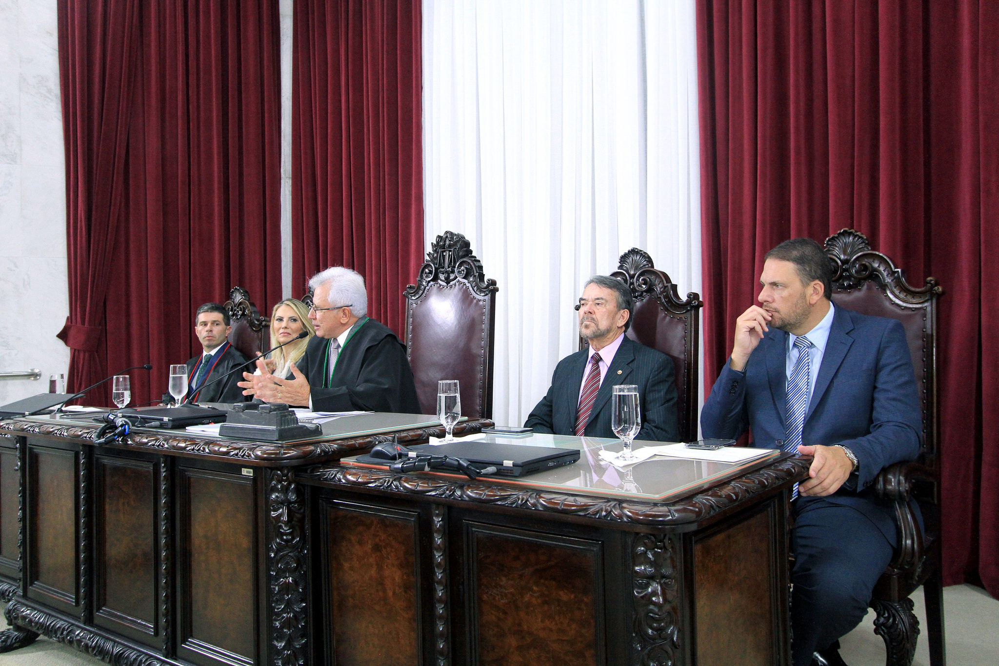 Conselheiro Durval Amaral, presidente do TCE-PR, discursa na solenidade em que Flávio de Azambuja Berti foi reconduzido ao cargo de procurador-geral do MPC