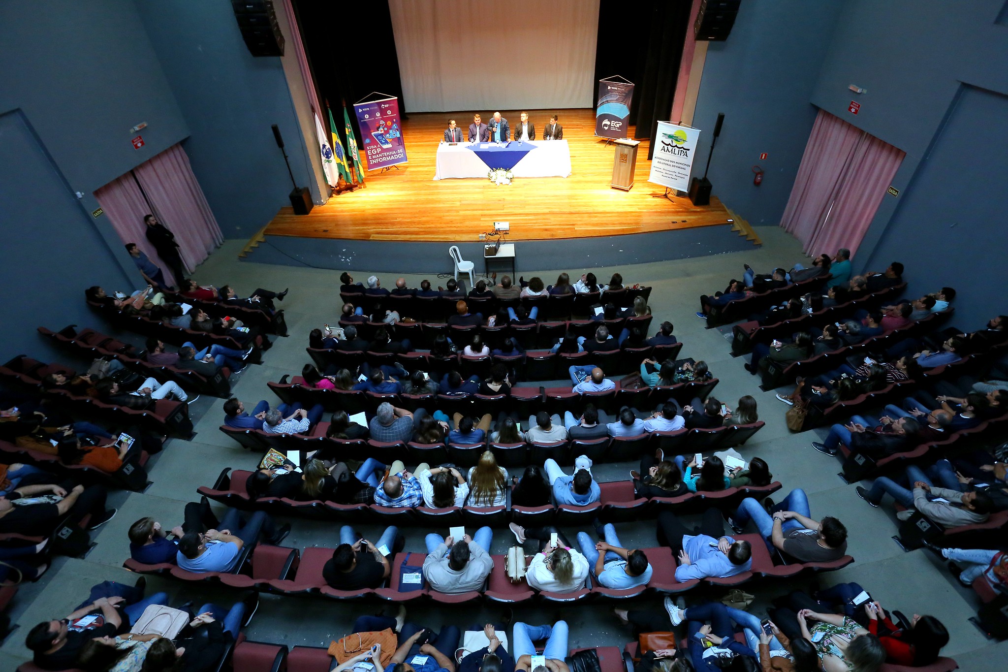 O presidente, conselheiro Nestor Baptista, faz a abertura do curso sobre licitações e contratos, realizado pela Escola de Gestão Pública do TCE-PR em Paranaguá, em 29 de agosto de 2019. Foto: Wagner Araújo/Divulgação TCE-PR