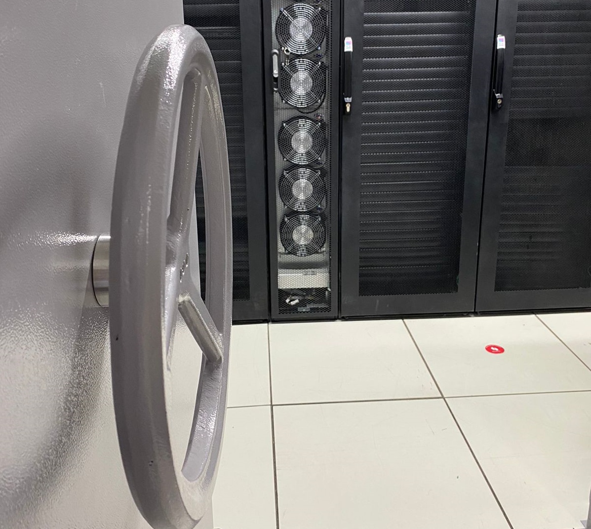 Equipamentos do novo data center do TCE-PR, estrutura que ampliará a segurança das informações produzidas e custodiadas pela Corte. Foto: Fabiano Contador/TCE-PR