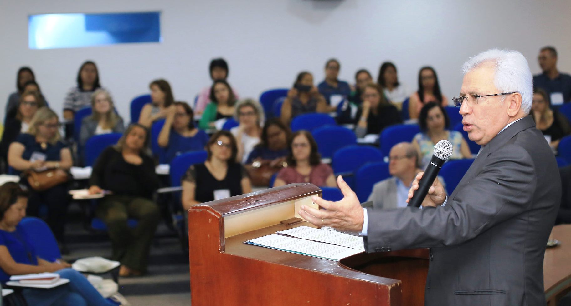 O presidente do TCE-PR, conselheiro Durval Amaral, faz a palestra de abertura do 6º Fórum de Controle Social, em Londrina. Foto: Wagner Araújo/Divulgação TCE-PR