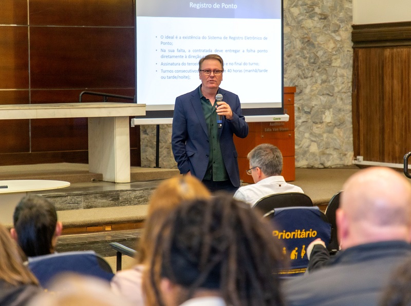 Joelcio Luiz Koss, servidor da 2ª Inspetoria de Controle Externo do TCE-PR, ministra capacitação para a melhoria da gestão e fiscalização de contratos de terceirização de mão de obra nas escolas estaduais, realizada em parceria com a Seed-PR. Foto: Mauro Beghetto Penteado/TCE-PR