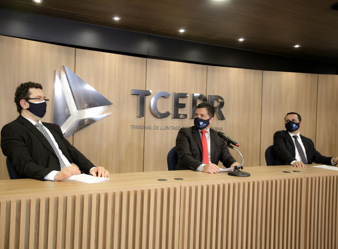 Da esquerda para a direita: Rafael Fontana, coordenador de Sistemas e Informações da Fiscalização; Rafael Ayres, coordenador-geral de Fiscalização; e Roberto Alves Ribeiro, gerente de Monitoramento e Avaliação da CGF, apresentam relatório das ações de fiscalização do TCE-PR em relação à vacinação contra a Covid-19. Foto: Dilton Leandro Vaz/Divulgação TCE-PR