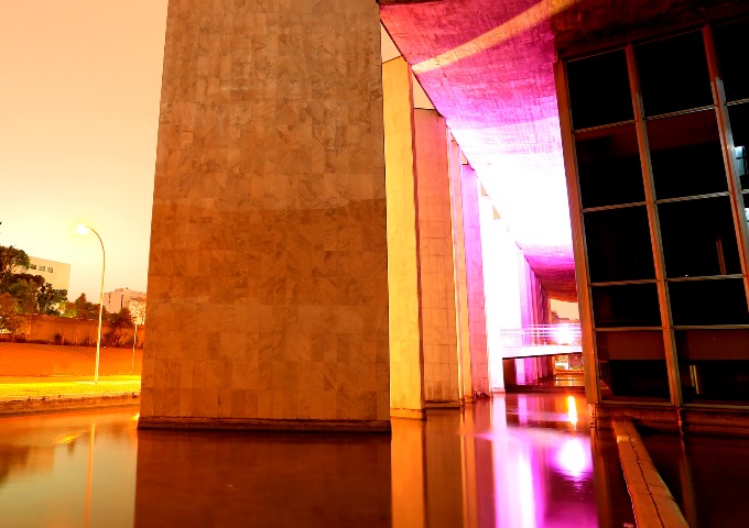 Fachada do Edifício-Sede do TCE-PR, em Curitiba, iluminada para a campanha Outubro Rosa, de prevenção ao câncer de mama. Foto: Wagner Araújo/Divulgação TCE-PR