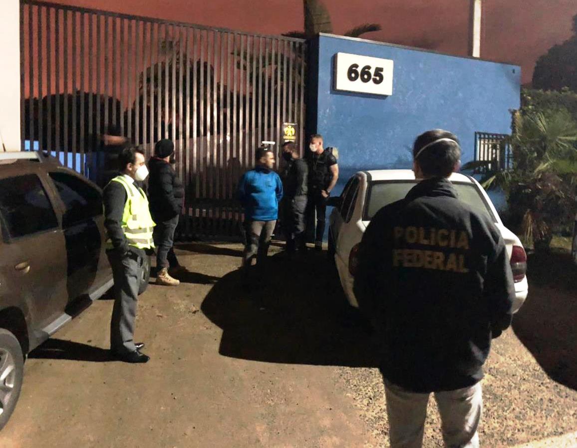 Servidor do TCE-PR acompanha apuração da Polícia Civil do Paraná, realizada em São José dos Pinhais, contra fraude em licitações e adulteração de produtos vendidos à administração pública. Foto: Divulgação/TCE-PR