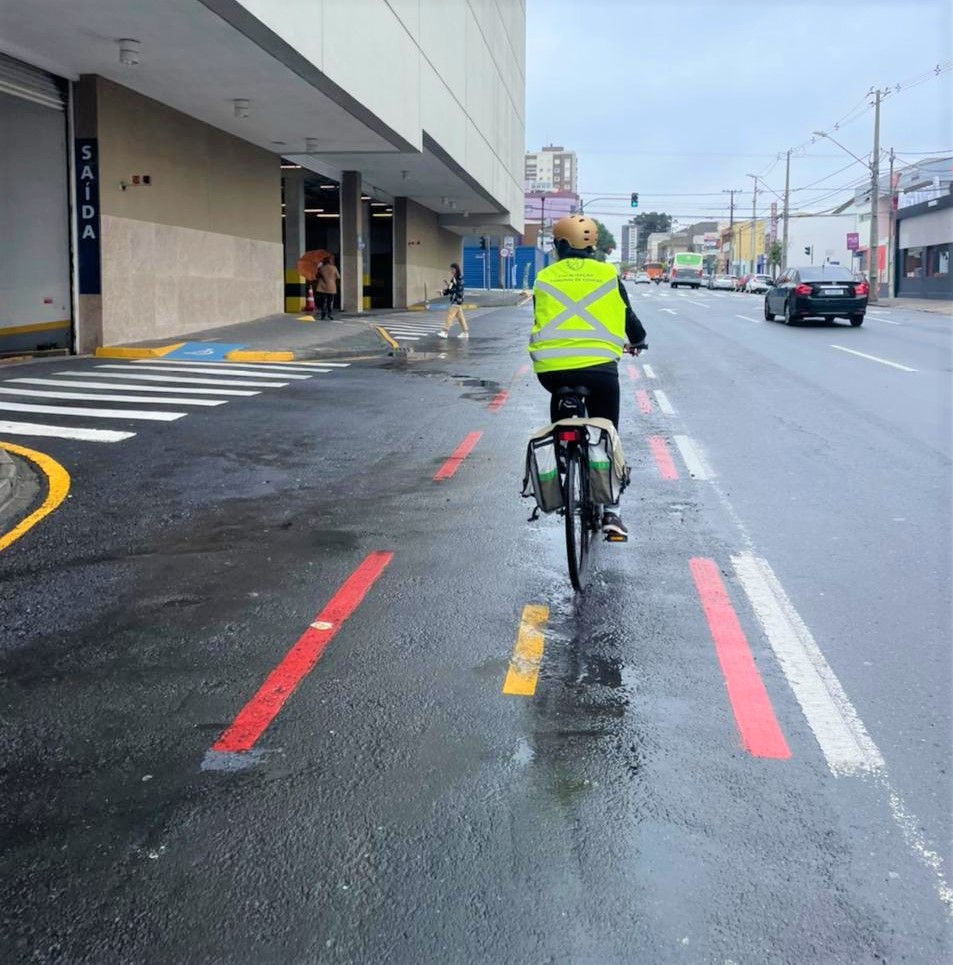 De bicicleta, auditora de controle externo do TCE-PR afere condições de ciclovia de São José dos Pinhais, em fiscalização sobre mobilidade urbana. Foto: Divulgação/TCE-PR
