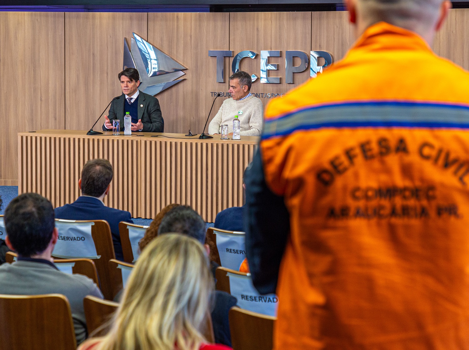 O presidente do Tribunal de Contas do Estado do Paraná, conselheiro Ivens Linhares, profere a fala de abertura do seminário "Gestão de Risco de Desastres Climáticos nas Cidades", realizado no auditório do TCE-PR nesta sexta-feira (11 de julho)