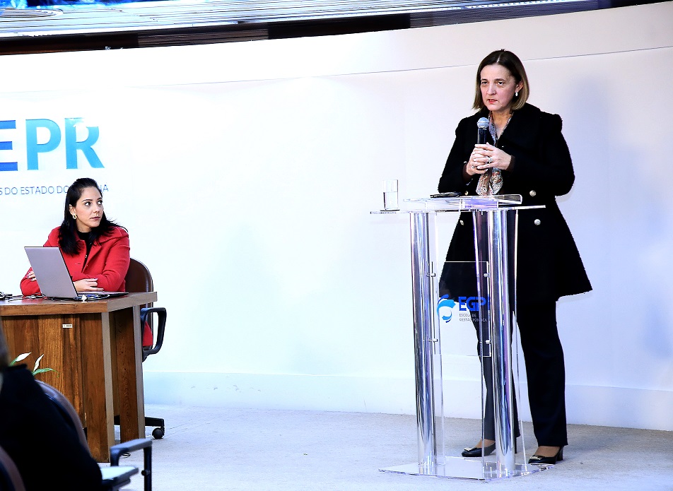 Maria Tereza Uile Gomes, conselheira do CNJ, profere palestra sobre o Documento Nacional de Identificação, observada por Cristina Viomar, analista de BI da Celepar