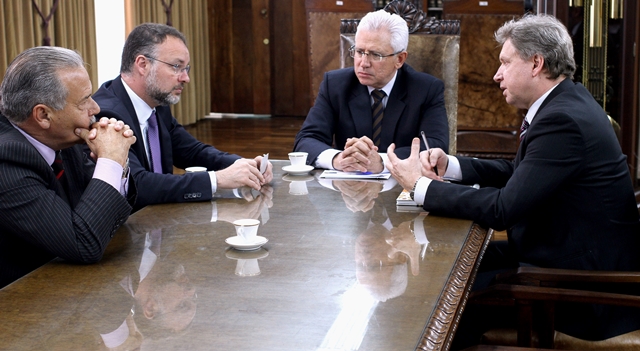 Da esquerda para a direita: o diretor do Departamento Penitenciário do Paraná, Luiz Alberto Cartaxo; o secretário estadual de Segurança, Wagner Mesquita; o presidente, conselheiro Durval Amaral; e o coordenador-geral de Fiscalização do TCE-PR, Mauro Munhoz. Foto: Wagner Araújo/Divulgação TCE-PR