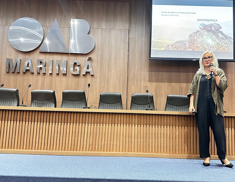 A professora da Pontifícia Universidade Católica de São Paulo (PUC-SP) Christianne Stroppa ministra aula presencial do MBA em Licitações e Contratos: Governança, Teoria, Controle e Prática, realizada em Maringá. Foto: Marcelo Lancia/TCE-PR