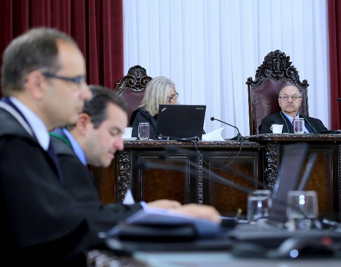 O conselheiro Ivan Bonilha (segundo à esquerda) relata processo em sessão da Segunda Câmara do TCE-PR, presidida pelo conselheiro Artagão de Mattos Leão. Foto: Wagner Araújo/Divulgação TCE-PR