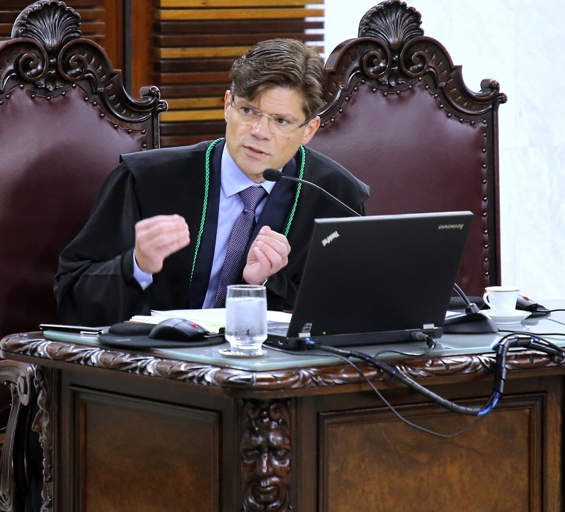 O conselheiro Ivens Linhares relata processo em sessão de julgamentos do TCE-PR. Foto: Wagner Araújo/Divulgação TCE-PR