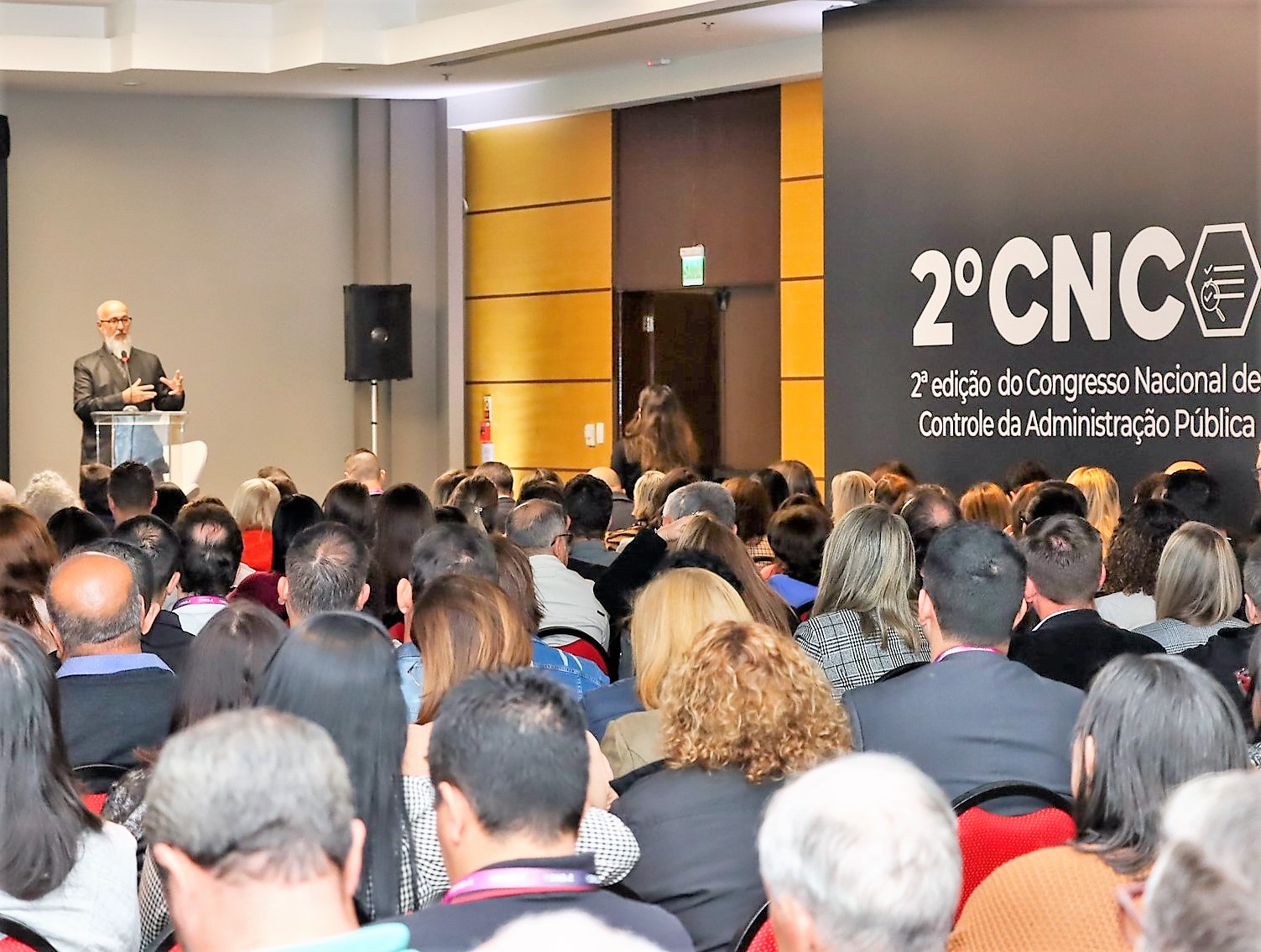 O presidente do TCE-PR, conselheiro Fernando Guimarães, em palestra no 2º Congresso Nacional de Controle da Administração Pública (CNC), realizado em Curitiba. Foto: Fabiano Contador/Divulgação TCE-PR