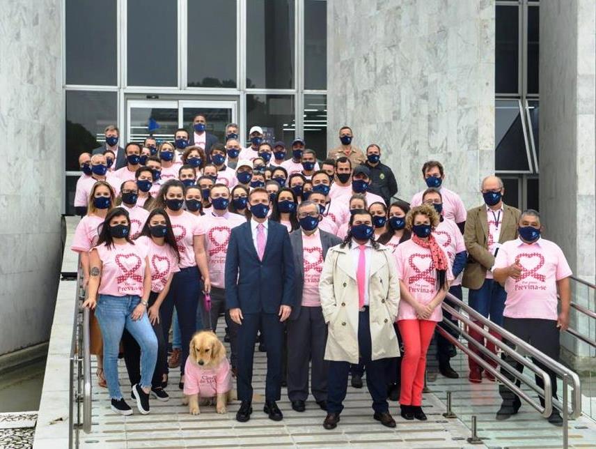 Presidente e servidores se reúnem na rampa de acesso ao edifício-sede do TCE-PR para a foto do Outubro Rosa, campanha de prevenção ao câncer de mama. Foto: Divulgação/TCE-PR