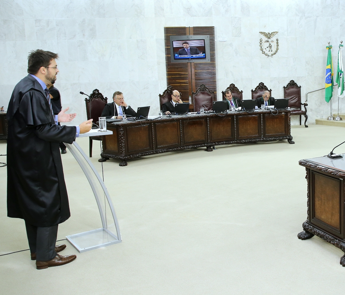 Advogado faz sustentação oral em sessão do Tribunal Pleno do TCE-PR. Foto: Wagner Araújo/Divulgação TCE-PR