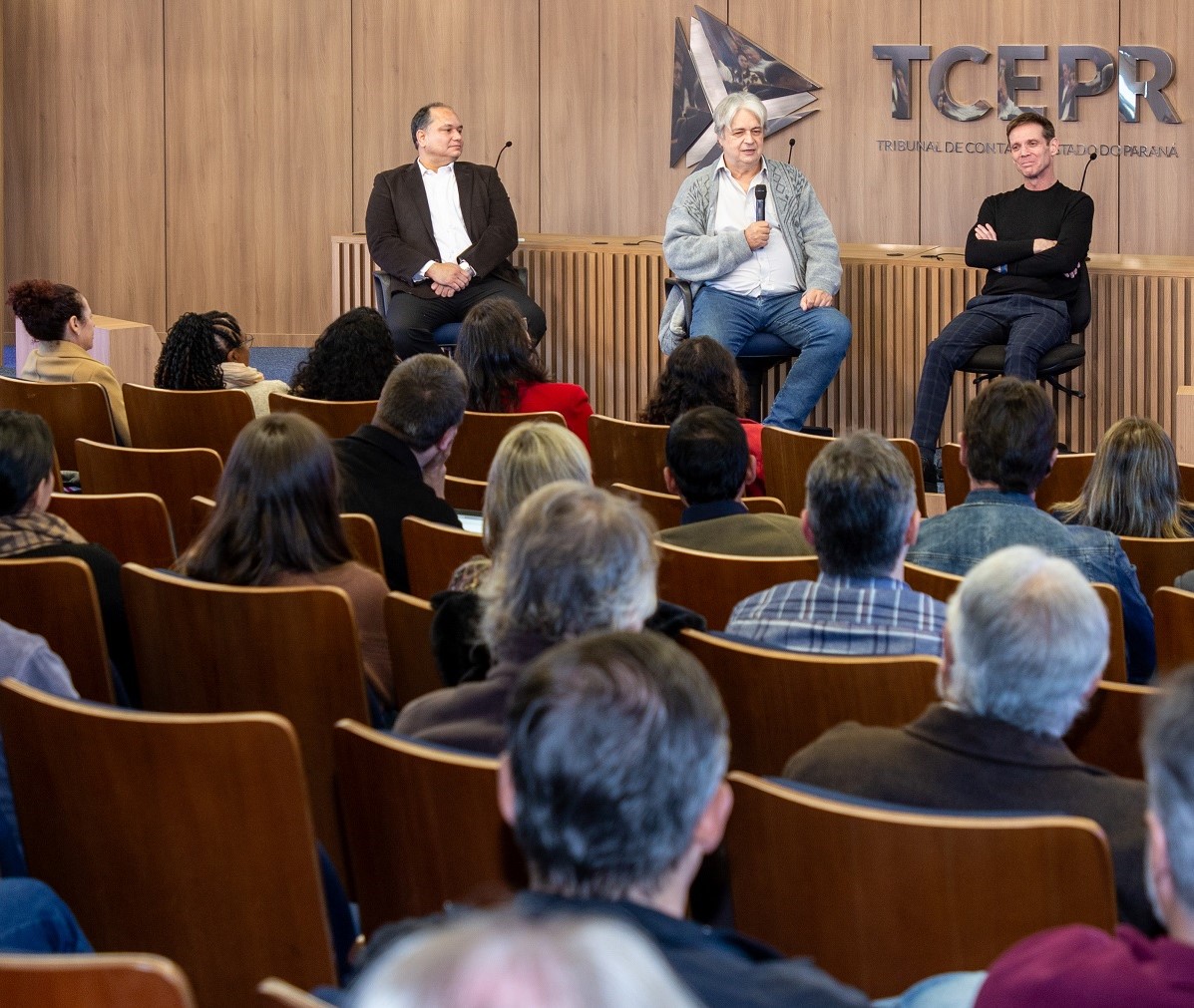 Os conselheiros Maurício Requião e Fabio Camargo, além do conselheiro-substituto Livio Fabiano Sotero Costa, durante Painel de Referência com a sociedade civil sobre a prestação de contas anual de 2024 do governador do Paraná, no auditório do Tribunal de Contas do Estado (TCE-PR), nesta quinta-feira (29 de maio)