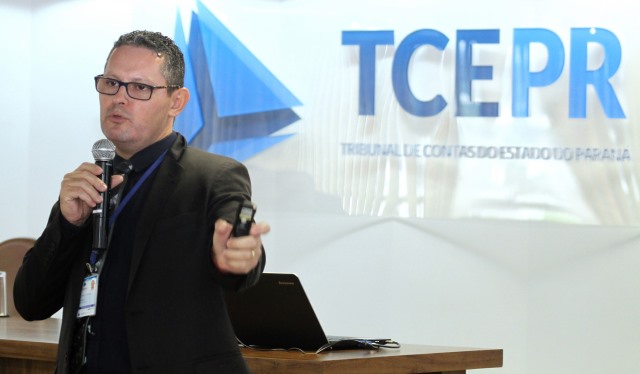Luciano Calheiro Caldas, supervisor de Jurisprudência, Biblioteca e Arquivo, apresenta aos servidores do TCE-PR o Via Juris e as Pesquisas Prontas, duas novas ferramentas para a pesquisa de jurisprudência do Tribunal. Foto: Wagner Araújo/Divulgação TCE-PR