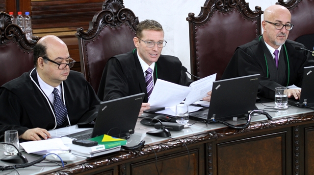 Ladeado pelo auditor Sérgio Valadares (à esquerda na foto) e o conselheiro Fernando Guimarães, o conselheiro Fabio Camargo relata processo em sessão do Pleno do TCE-PR. Foto: Wagner Araújo/Divulgação TCE-PR