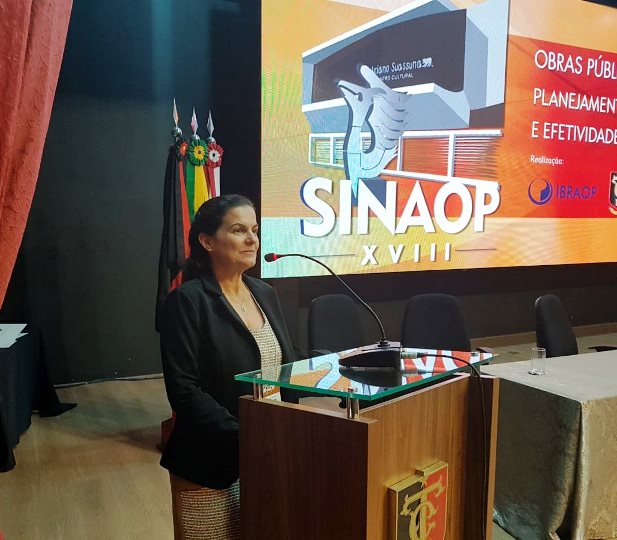 A servidora Maria José Herkenhoff Carvalho apresenta o trabalho de fiscalização de obras de pavimentação realizado pelo TCE-PR no 18º Simpósio Nacional de Auditoria de Obras Públicas (Sinaop). Foto: Divulgação/TCE-PR