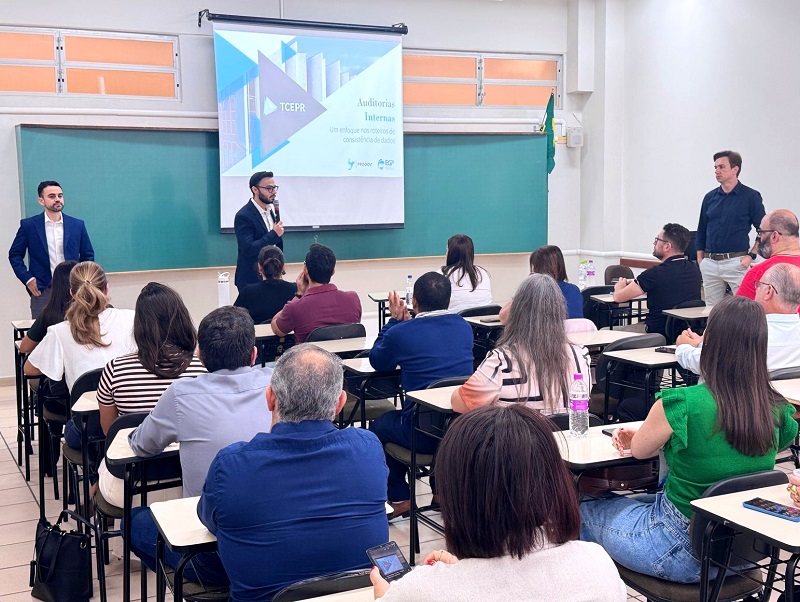 Auditores de controle externo ministram palestra técnica a participantes do evento de capacitação sobre o início de mandato dos prefeitos paranaenses, realizado em Maringá pelo Tribunal de Contas do Estado do Paraná (TCE-PR), nos dias 10 e 11 de abril. Foto: TCE-PR