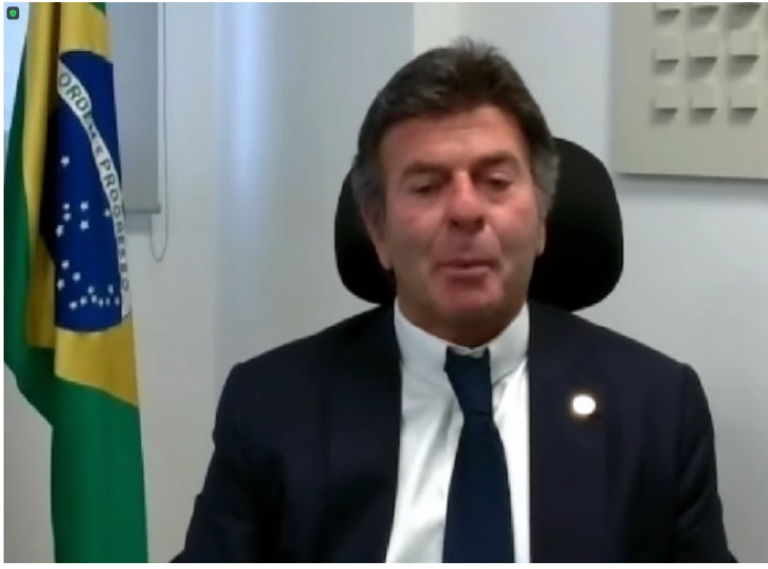 O presidente do Supremo Tribunal Federal (STF) e do CNJ, ministro Luiz Fux, durante o Seminário do Pacto Nacional pela Primeira Infância - Região Sul, que marcou a adesão do TCE-PR e do MPC-PR à iniciativa. Imagem: Reprodução