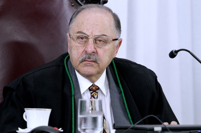 O conselheiro Artagão de Mattos Leão preside sessão da Segunda Câmara do TCE-PR. Foto: Wagner Araújo/Divulgação TCE-PR