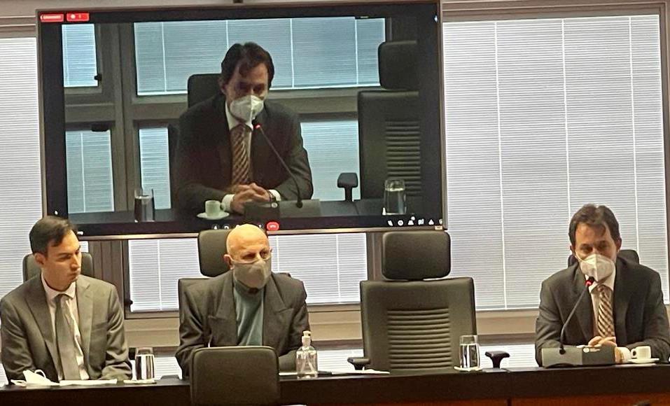 O diretor-geral do TCE-PR, Gustavo von Bahten (ao microfone), participa da abertura do curso de pós-graduação latu sensu em Auditoria, Perícia e Investigação de Fraudes Contábeis e Financeiras, promovido em parceria com o Ministério Público do Estado do Paraná (MP-PR). Foto: Divulgação