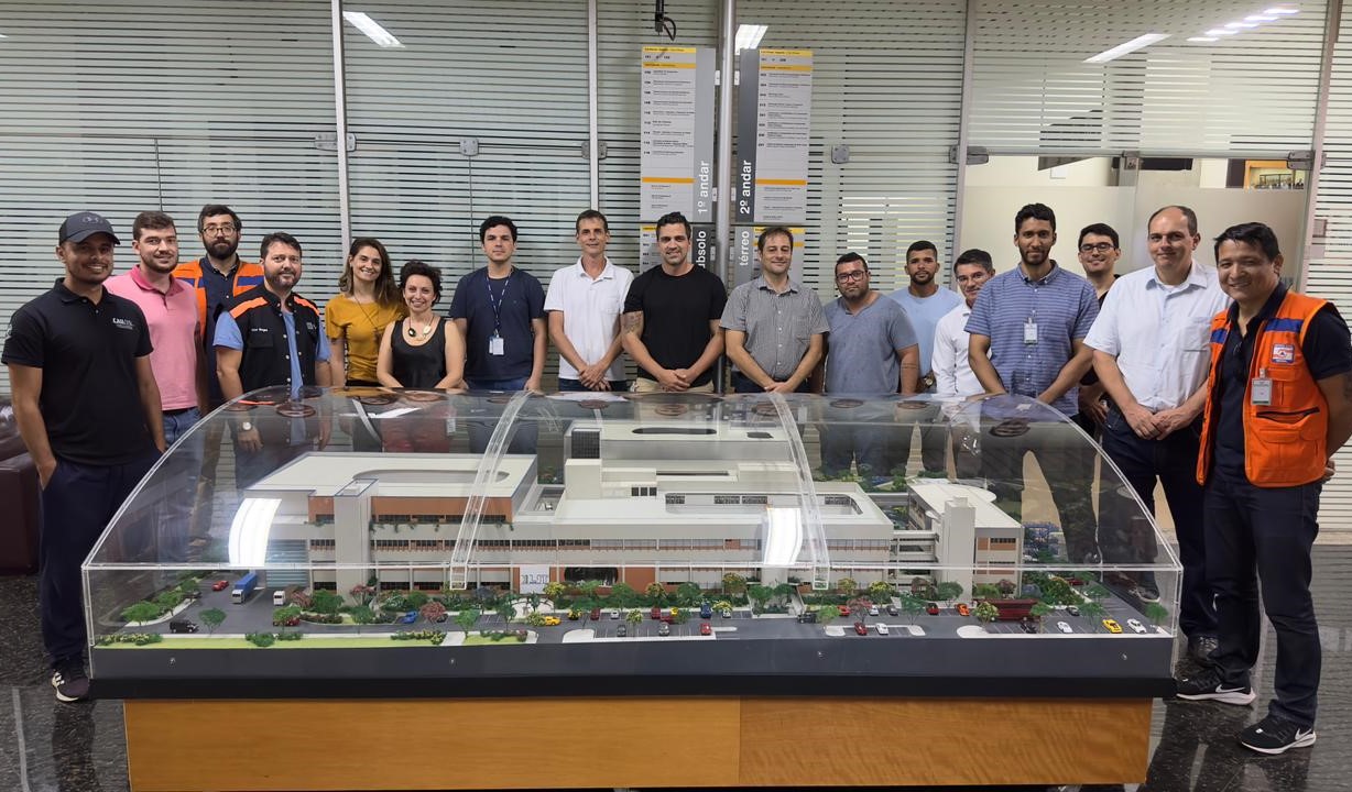 Participantes de capacitação de engenheiros e arquitetos para a fiscalização de obras com o uso de imagens geradas por satélites, realizada na sede do Inpe, em São José dos Campos (SP). Foto: Divulgação/TCE-PR