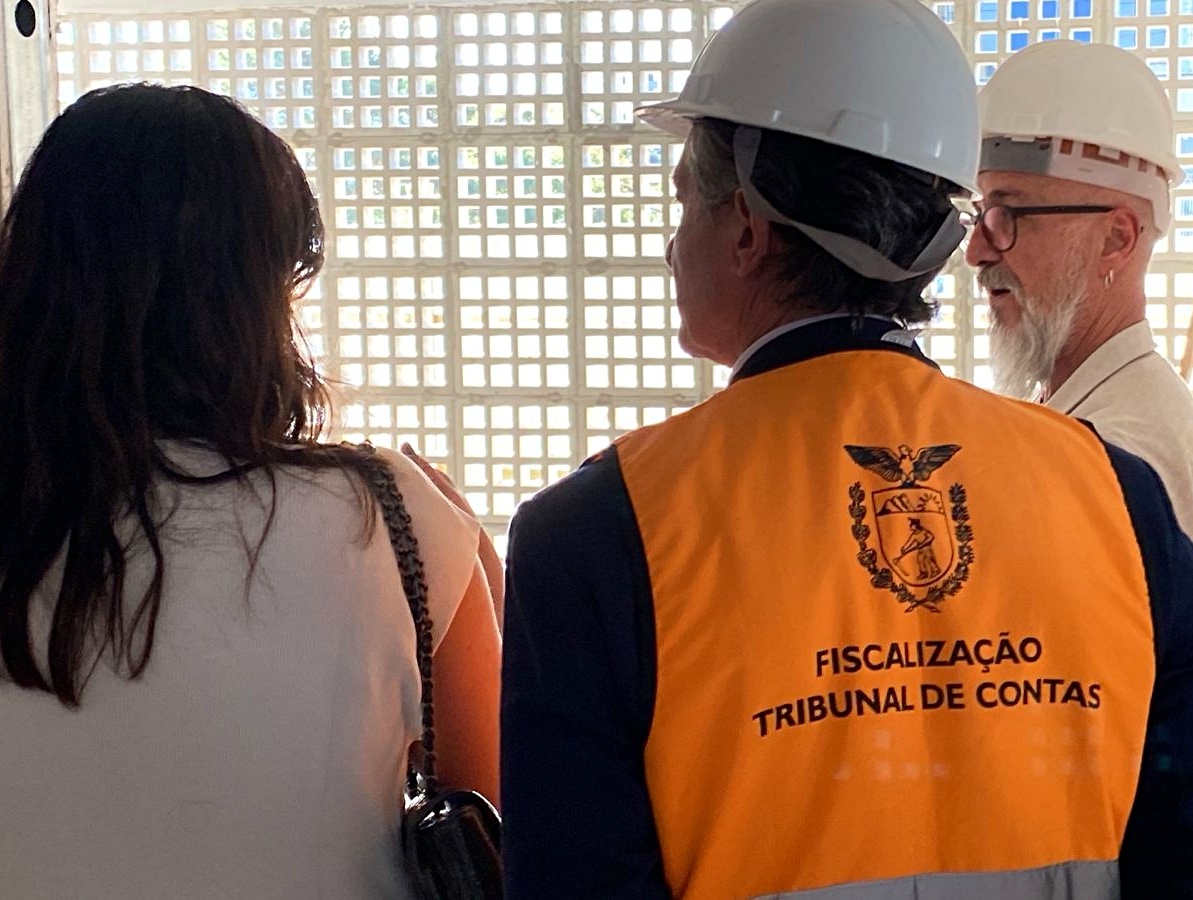 O presidente do TCE-PR, conselheiro Fernando Guimarães (à esquerda na foto), acompanha vistoria realizada por estudantes da UEPG nas obras inacabadas da Casa da Mulher Brasileira em Ponta Grossa. Foto: Mauro Beghetto Penteado/TCE-PR