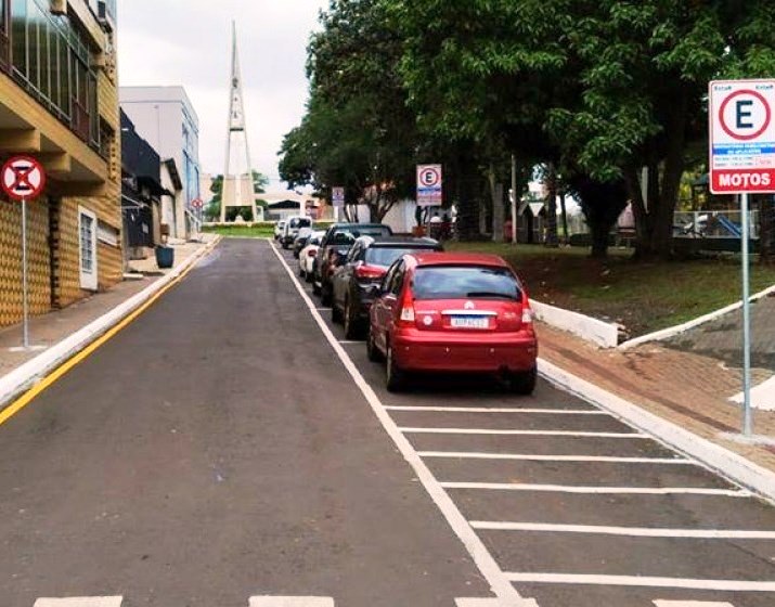 Sistema de estacionamento rotativo em rua central de Dois Vizinhos, município da Região Sudoeste do Paraná. Foto: Prefeitura de Dois Vizinhos/Divulgação